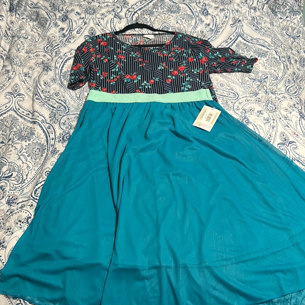 Lularoe set Lola skirt NWT Lularoe Gigi Top good condition